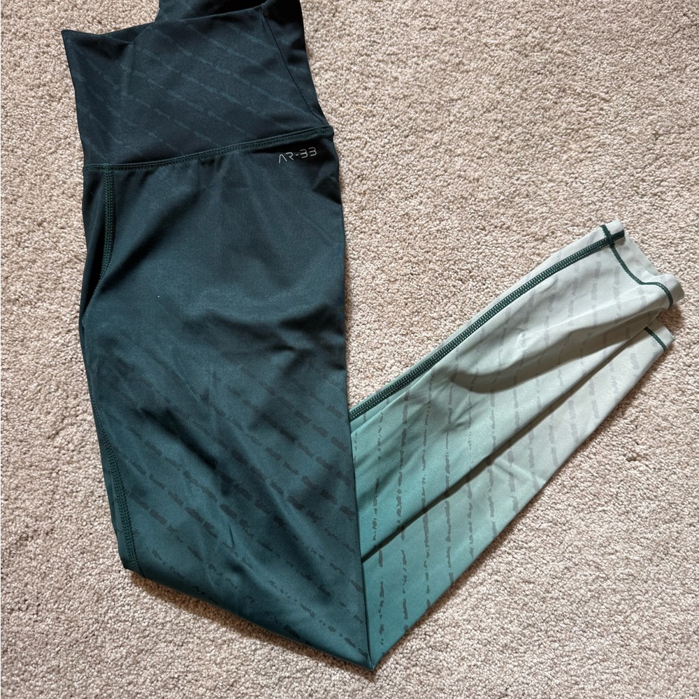 Stylish size small AR-33 like new ombré Gradient Green Leggings athleisure yoga